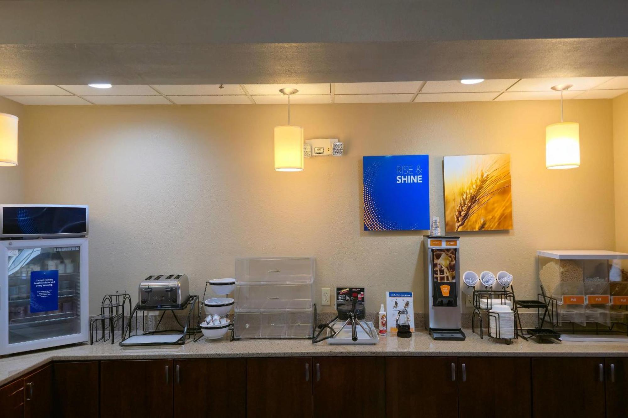 Comfort Inn & Suites Grafton-Cedarburg Екстер'єр фото