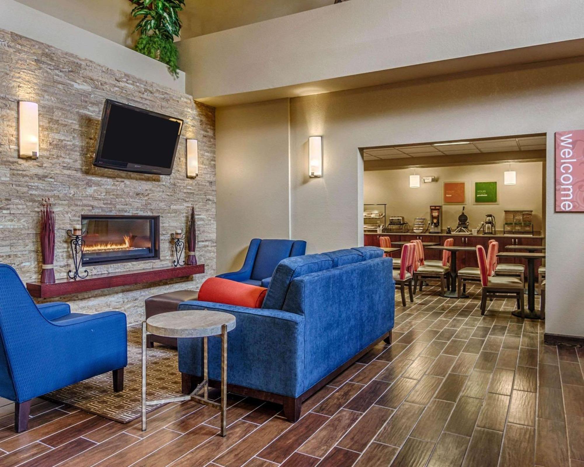 Comfort Inn & Suites Grafton-Cedarburg Екстер'єр фото