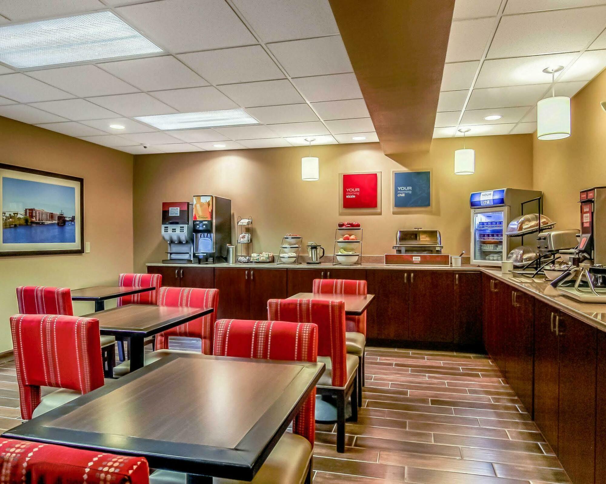 Comfort Inn & Suites Grafton-Cedarburg Екстер'єр фото