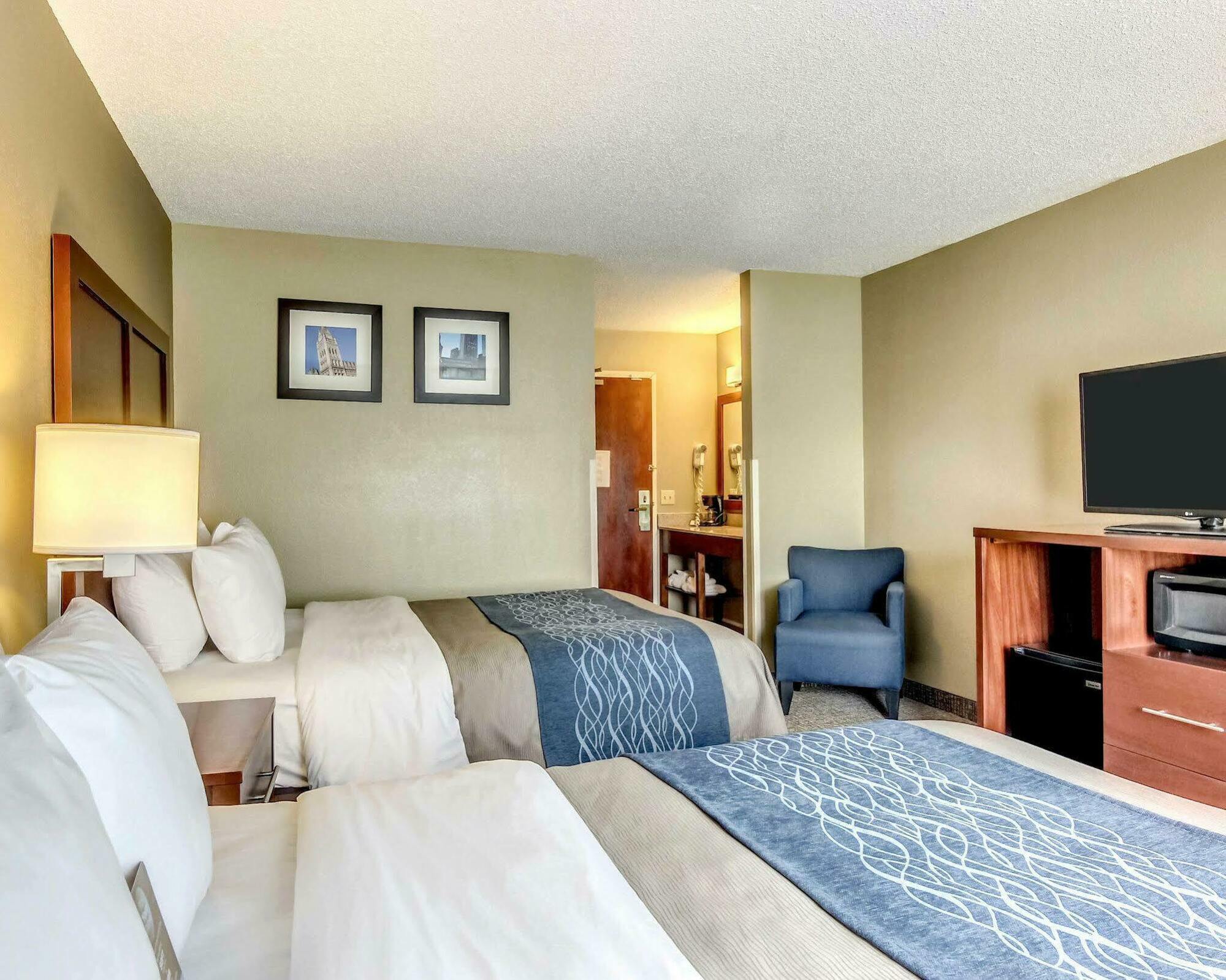 Comfort Inn & Suites Grafton-Cedarburg Екстер'єр фото