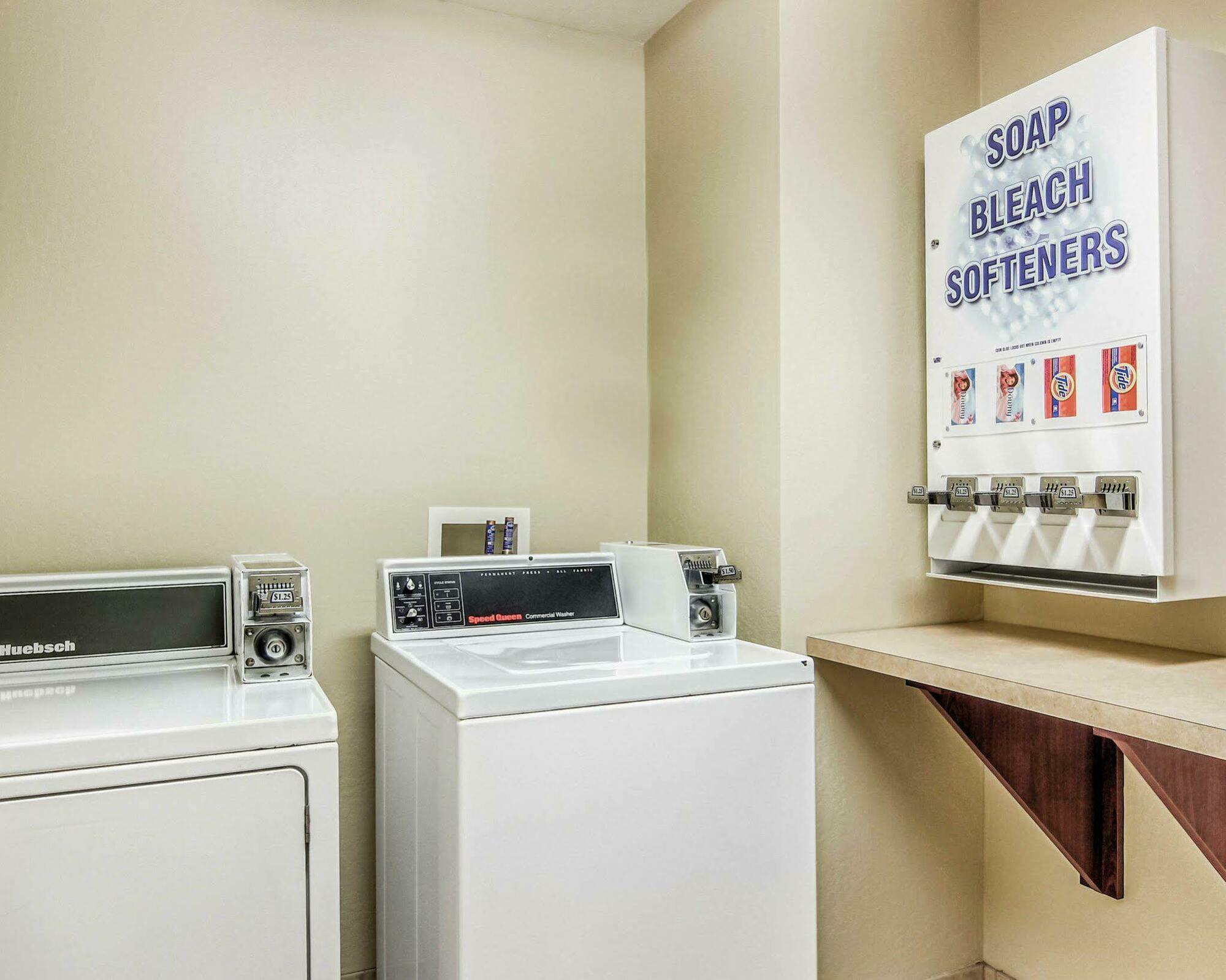 Comfort Inn & Suites Grafton-Cedarburg Екстер'єр фото